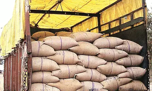 राशन की कालाबाजारी का पर्दाफाश, 80 बोरे अनाज जब्त राशन की कालाबाजारी का पर्दाफाश, 80 बोरे अनाज जब्त