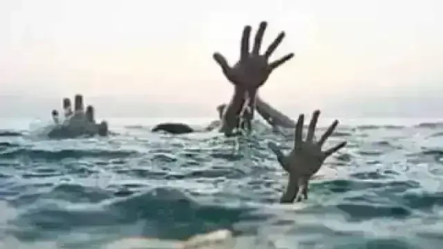 समुद्र से फुटबॉल निकालने गए पांच बच्चे डूबे, दो को बचाया- तीन की तलाश