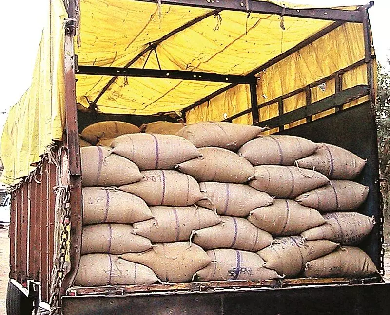 राशन की कालाबाजारी का पर्दाफाश, 80 बोरे अनाज जब्त राशन की कालाबाजारी का पर्दाफाश, 80 बोरे अनाज जब्त