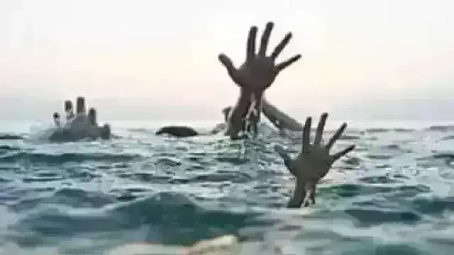 समुद्र से फुटबॉल निकालने गए पांच बच्चे डूबे, दो को बचाया- तीन की तलाश समुद्र से फुटबॉल निकालने गए पांच बच्चे डूबे, दो को बचाया- तीन की तलाश