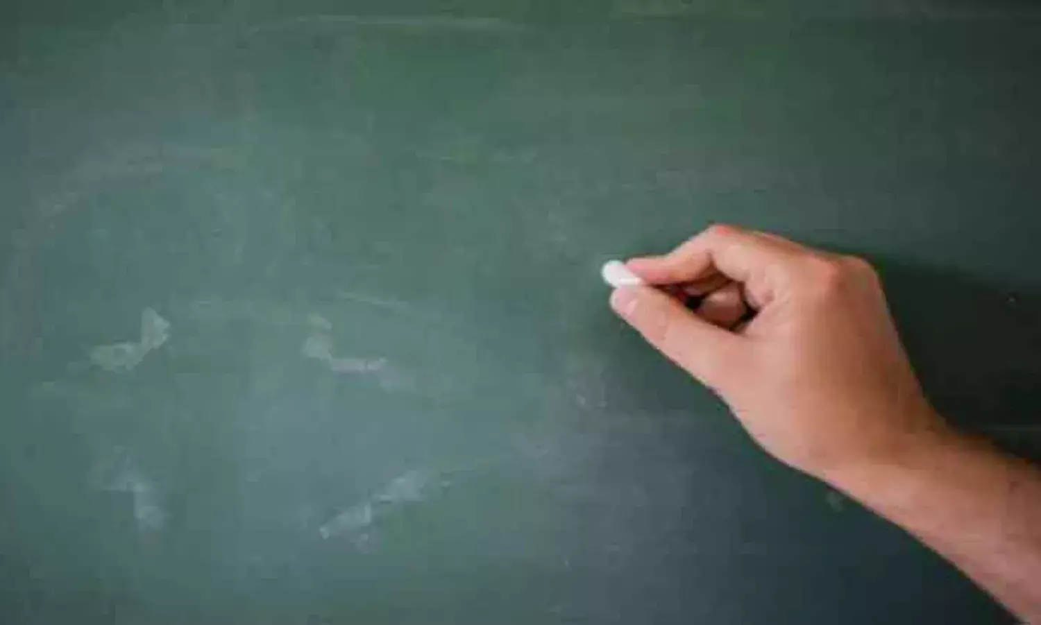 अपने पैसों से चॉक खरीद रहे शिक्षक