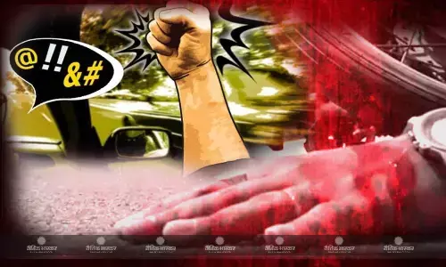 लखनऊ में ई-रिक्शा ड्राइवर के साथ क्रूरता, कार की खिड़की से लटकाकर 2 किलोमीटर तक घसीटा लखनऊ में ई-रिक्शा ड्राइवर के साथ क्रूरता, कार की खिड़की से लटकाकर 2 किलोमीटर तक घसीटा