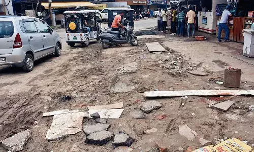 रसल चौक पर बारिश में डाल रहे पाइप लाइन, क्षेत्र कीचड़ से लथपथ रसल चौक पर बारिश में डाल रहे पाइप लाइन, क्षेत्र कीचड़ से लथपथ