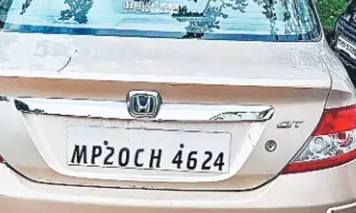 लग्जरी कार में दमोह से आई अवैध शराब पकड़ी लग्जरी कार में दमोह से आई अवैध शराब पकड़ी