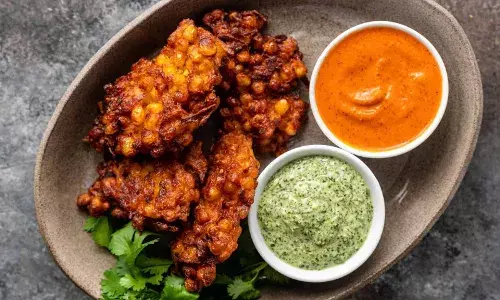 भुट्टे से घर पर बनाइए स्वादिष्ट पकौड़े, कुछ ही मिनटों में इस आसान रेसिपी से