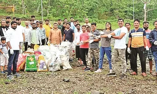 मोहगांव (झिल्पी) तालाब में युवकों ने चलाया स्वच्छता अभियान मोहगांव (झिल्पी) तालाब में युवकों ने चलाया स्वच्छता अभियान