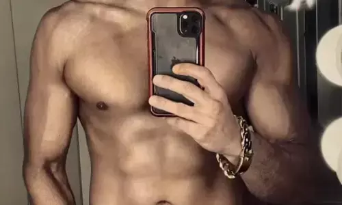 रणवीर सिंह ने इंस्टाग्राम स्टोरीज में शेयर की शर्टलेस हॉट तस्वीर रणवीर सिंह ने इंस्टाग्राम स्टोरीज में शेयर की शर्टलेस हॉट तस्वीर