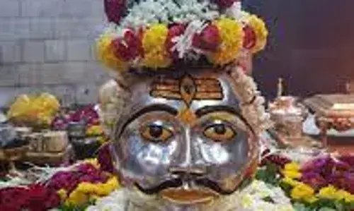 भगवान त्र्यंबकेश्वर के दर्शन कर भक्तों ने की सुख-समृद्धि की प्रार्थना