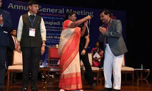 राष्ट्रपति मुर्मू ने रेड क्रॉस के अंबाटी नटराज को किया सम्मानित