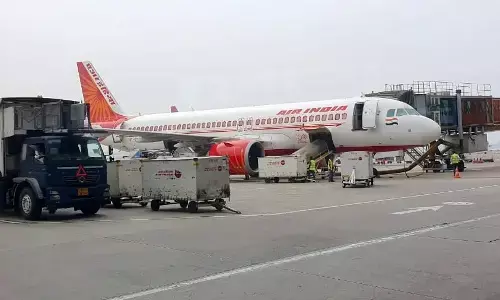 यात्री के पावर बैंक में खराबी की सूचना के बाद उदयपुर हवाईअड्डे पर एयर इंडिया की उड़ान में हुई देरी  यात्री के पावर बैंक में खराबी की सूचना के बाद उदयपुर हवाईअड्डे पर एयर इंडिया की उड़ान में हुई देरी