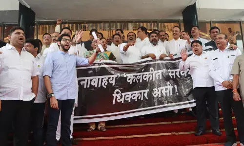 विधान भवन की सीढ़ियों पर विपक्ष के प्रदर्शन से गायब रहे शरद गुट के विधायक