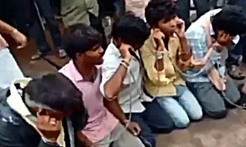 झारखंड : पंचायत के तुगलकी फरमान से एक परिवार के दाना-पानी पर आफत, डीसी ने दिया जांच का आदेश झारखंड : पंचायत के तुगलकी फरमान से एक परिवार के दाना-पानी पर आफत, डीसी ने दिया जांच का आदेश