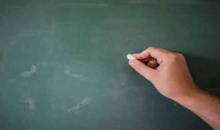 अपने पैसों से चॉक खरीद रहे शिक्षक अपने पैसों से चॉक खरीद रहे शिक्षक