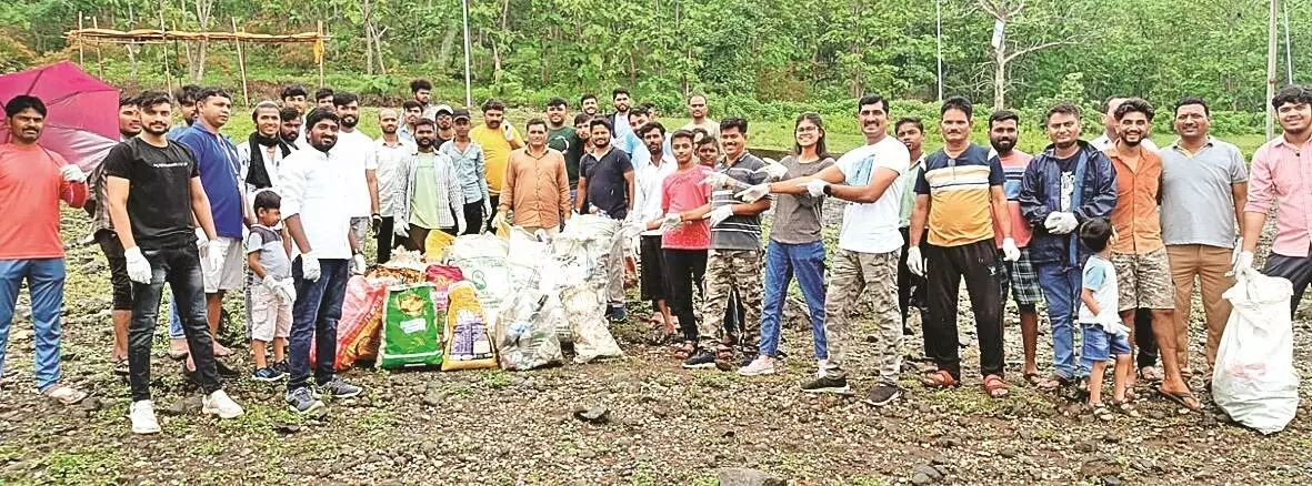 मोहगांव (झिल्पी) तालाब में युवकों ने चलाया स्वच्छता अभियान मोहगांव (झिल्पी) तालाब में युवकों ने चलाया स्वच्छता अभियान