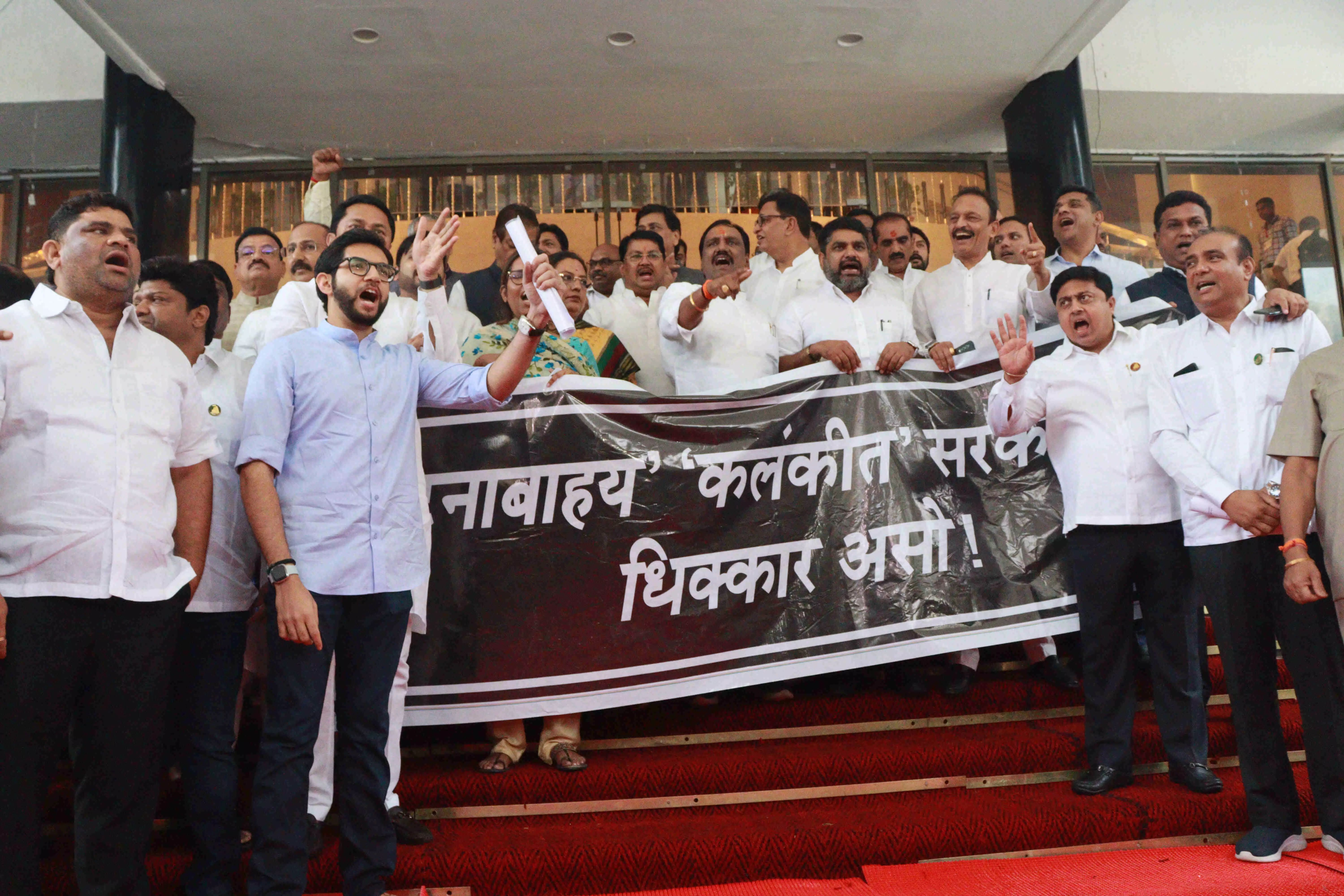 विधान भवन की सीढ़ियों पर विपक्ष के प्रदर्शन से गायब रहे शरद गुट के विधायक विधान भवन की सीढ़ियों पर विपक्ष के प्रदर्शन से गायब रहे शरद गुट के विधायक