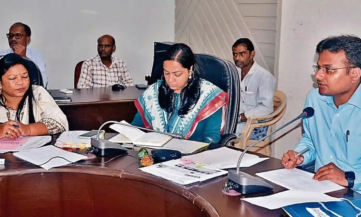 अधिकारियाें को फटकार, समय-सीमा मीटिंग में प्रॉपर फाॅलोअप और डेटा के साथ ही आएँ