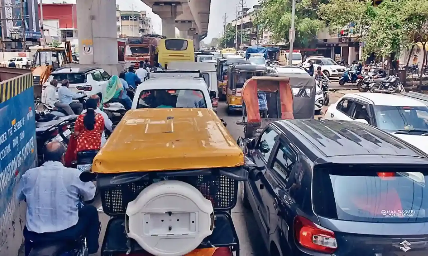 एक बार फिर लगा जाम, रेंगते हुए चले वाहन