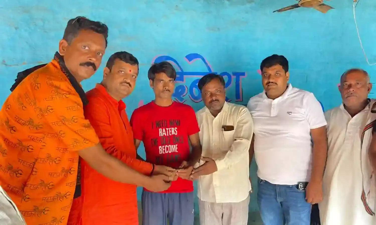सड़क र्दुघटना में मृतक बच्ची के पिता को पूर्व भाजपा अध्यक्ष सतानंद गौतम ने दी दस हजार की सहायता