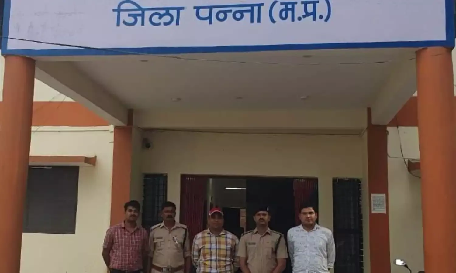 पुलिस ने चार आरोपियों को किया गिरफ्तार, एक नाबालिग के विरूद्ध भी हुई कार्यवाही