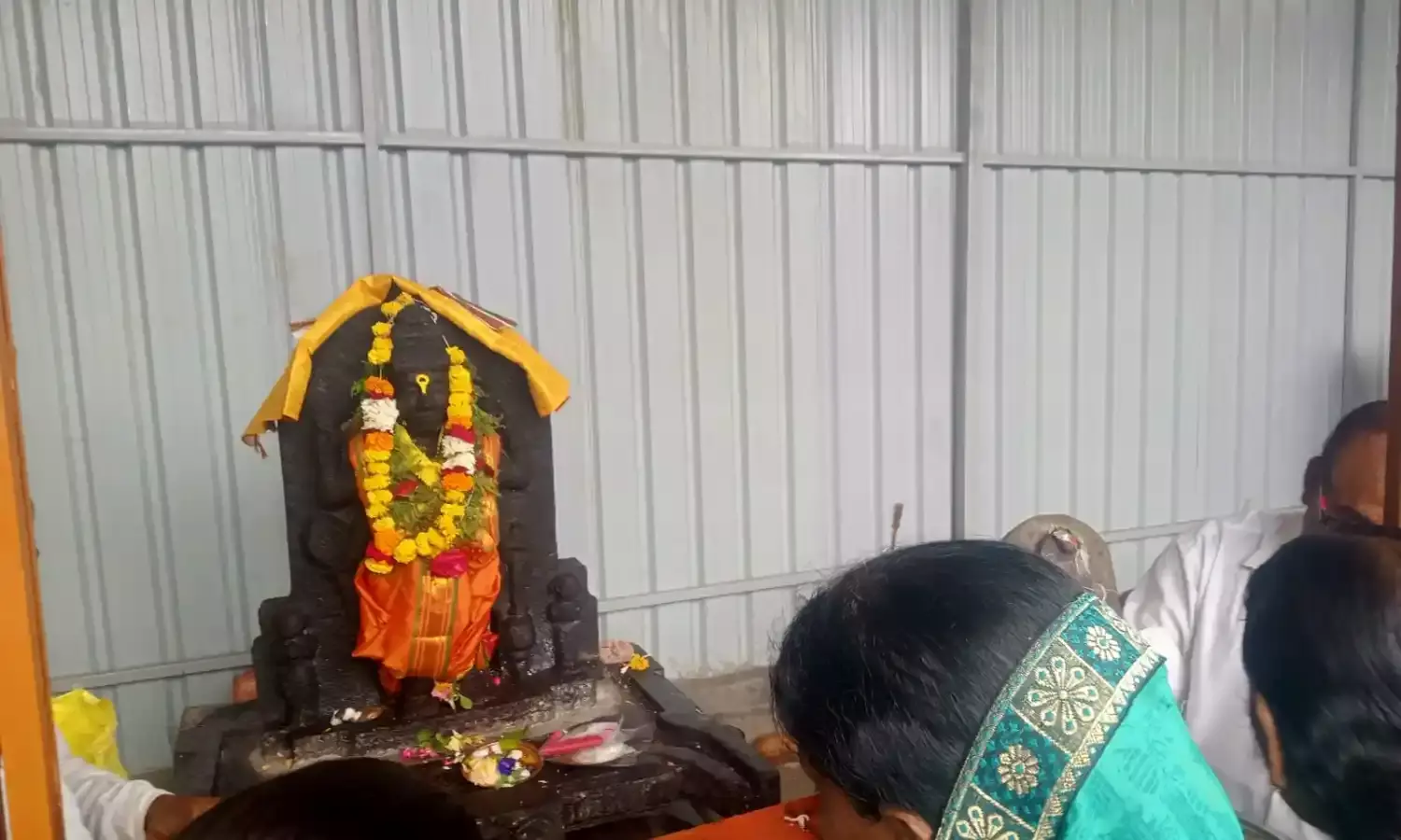 अधिक मास के पहले दिन श्री पुरुषोत्तम भगवान मंदिर में लगी भक्तों की भीड़