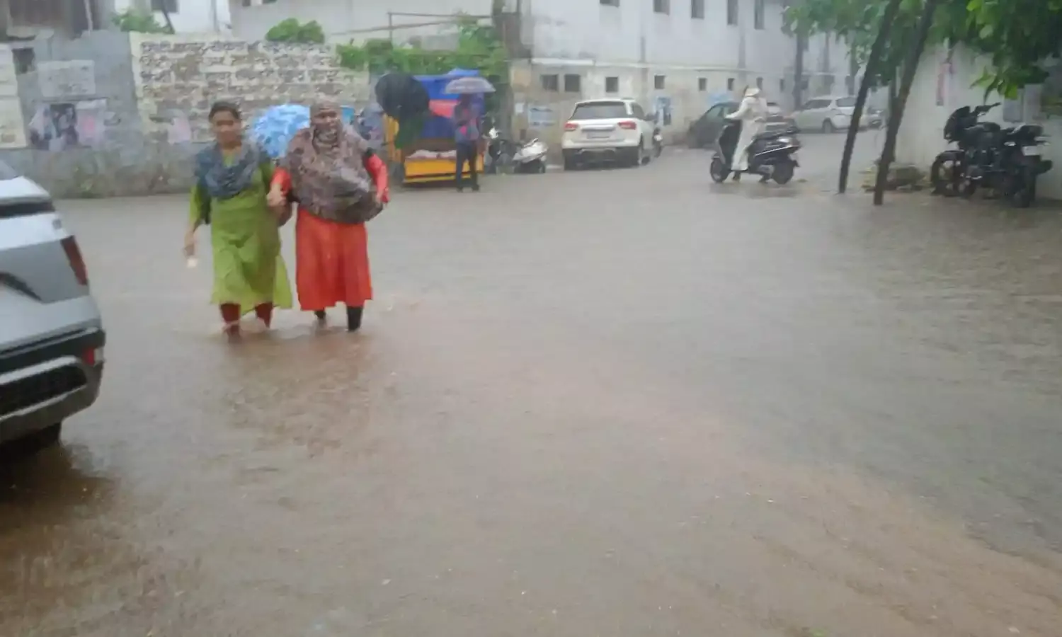 धुआंधार बारिश से सड़कें जलमग्न, निचले इलाकों में  भरा पानी
