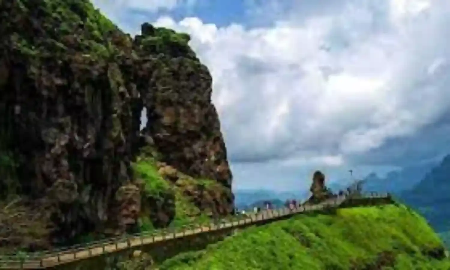 मालशेज घाट में ढही चट्टान; नगर- कल्याण हाइवे पर यातायात प्रभावित