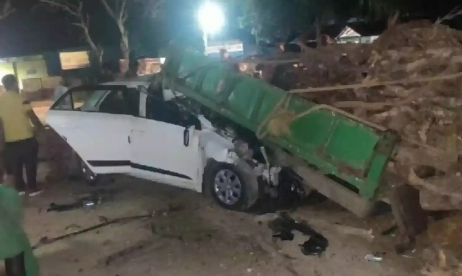 कर्नाटकः सड़क किनारे खड़े ट्रैक्टर से टकराई कार, तीन की मौत