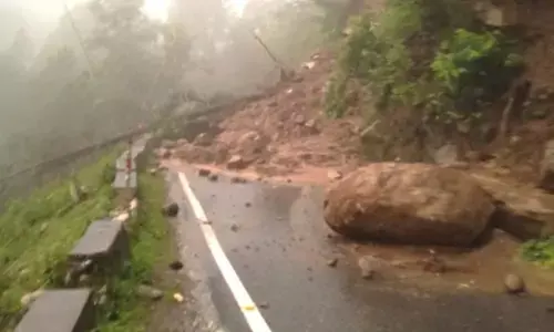 भारी बारिश के कारण गंगोत्री व यमुनोत्री हाईवे बंद