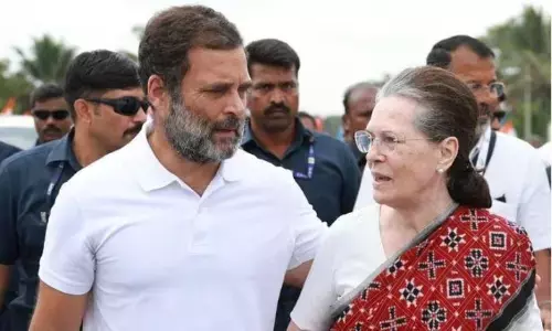 विमान की भोपाल में इमरजेंसी लैंडिंग के करीब डेढ़ घंटे बाद सोनिया-राहुल दिल्ली के लिए रवाना