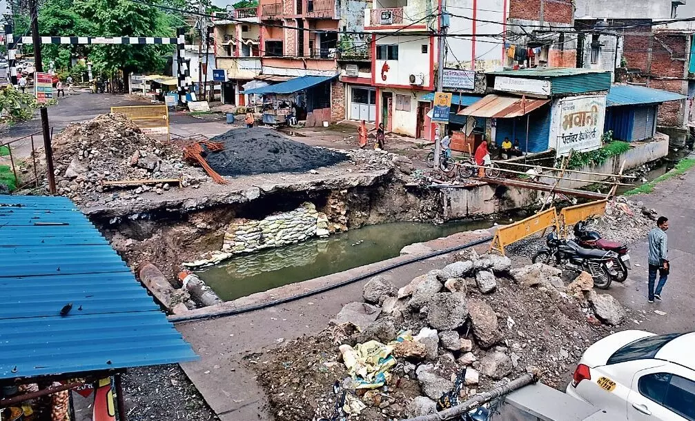 गढ़ा रेलवे फाटक मार्ग अब 4 माह के लिए जाम, नया बनाने बारिश में तोड़ दी पुलिया गढ़ा रेलवे फाटक मार्ग अब 4 माह के लिए जाम, नया बनाने बारिश में तोड़ दी पुलिया