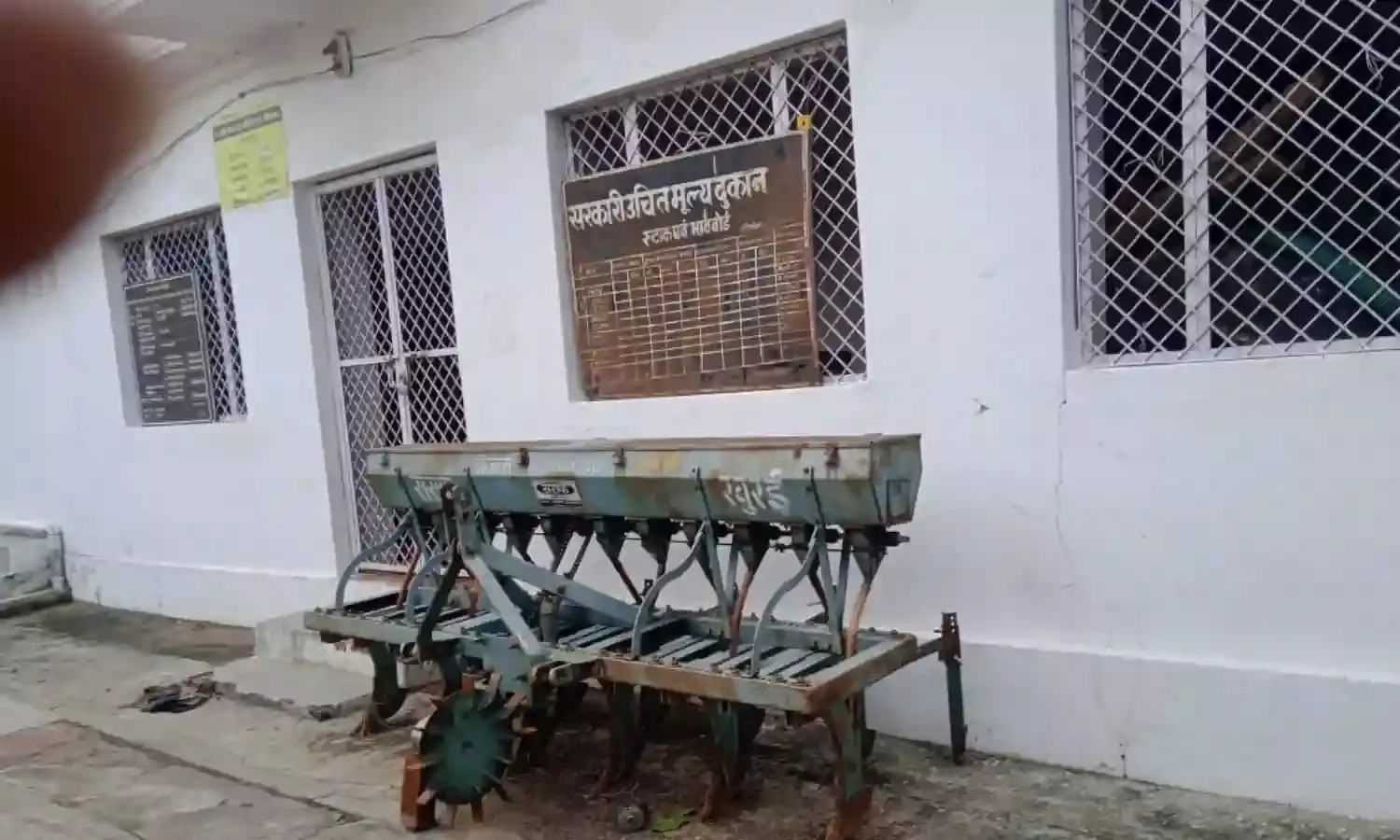 देवेन्द्रनगर तहसील अंतर्गत उचित मूल्य की दुकानों के संचालन में सेल्समैनों पर मनमानी के आरोप