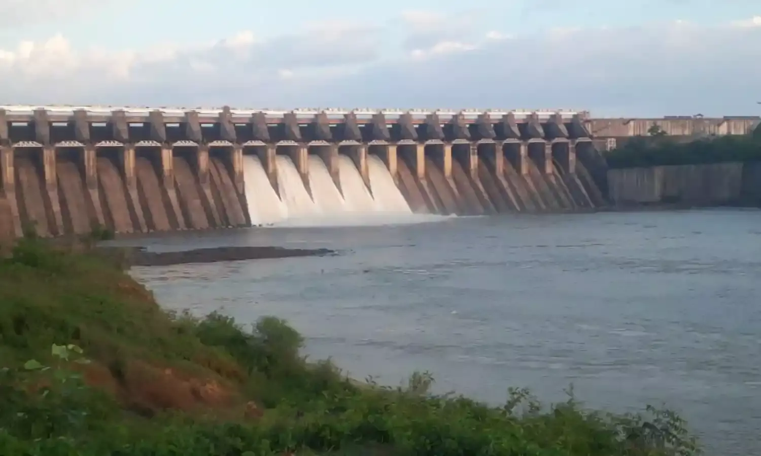 बरगी बाँध के 5 गेट खोले गए, 3 फीट तक बढ़ेगा नर्मदा घाटों का जल स्तर