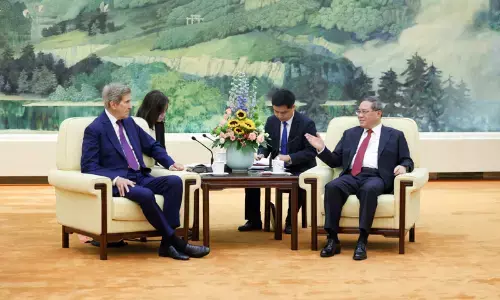 चीनी प्रधानमंत्री ने जलवायु परिवर्तन पर अमेरिका के विशेष दूत से मुलाकात की