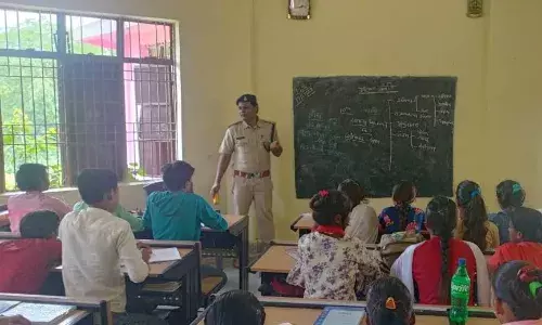 आबकारी उपनिरीक्षक ने हाईस्कूल राजापुर में ली बच्चों की क्लास