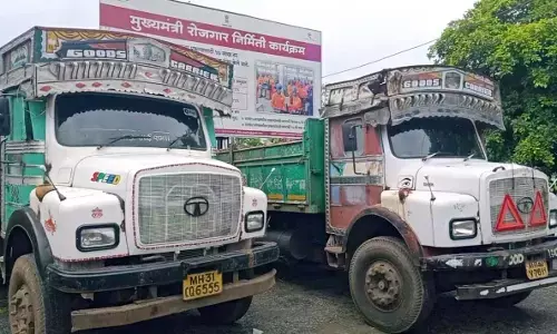 खौण खनिज से भरे तीन ट्रक किए जब्त खौण खनिज से भरे तीन ट्रक किए जब्त