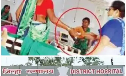 जिला अस्पताल में प्रसूताओं से पैसे लेने वाली सफाई कर्मी निलंबित जिला अस्पताल में प्रसूताओं से पैसे लेने वाली सफाई कर्मी निलंबित