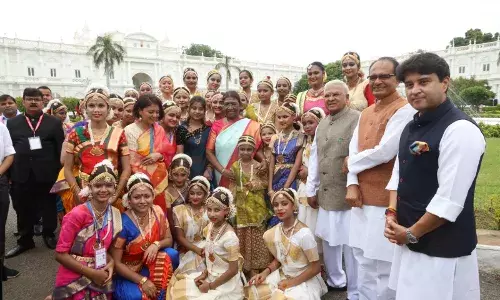 मध्य प्रदेश: माननीय राष्ट्रपति श्रीमती द्रौपदी मुर्मु जी का, मध्य प्रदेश की “संस्कृति और कला के द्वार” ग्वालियर में आगमन मध्य प्रदेश: माननीय राष्ट्रपति श्रीमती द्रौपदी मुर्मु जी का, मध्य प्रदेश की “संस्कृति और कला के द्वार” ग्वालियर में आगमन