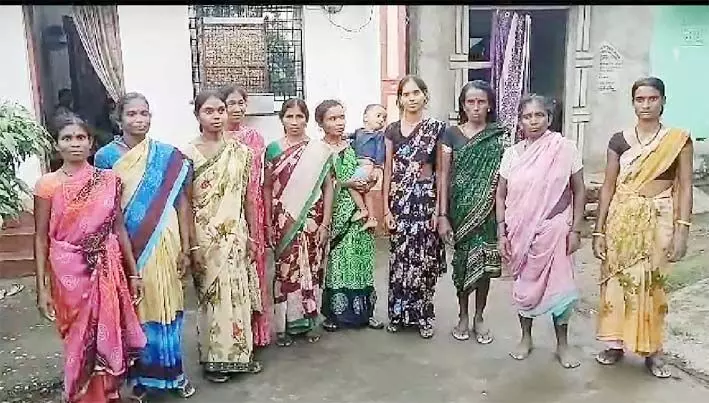 आदिवासी महिलाओं को झांसा देकर छह लाख से ठगा आदिवासी महिलाओं को झांसा देकर छह लाख से ठगा