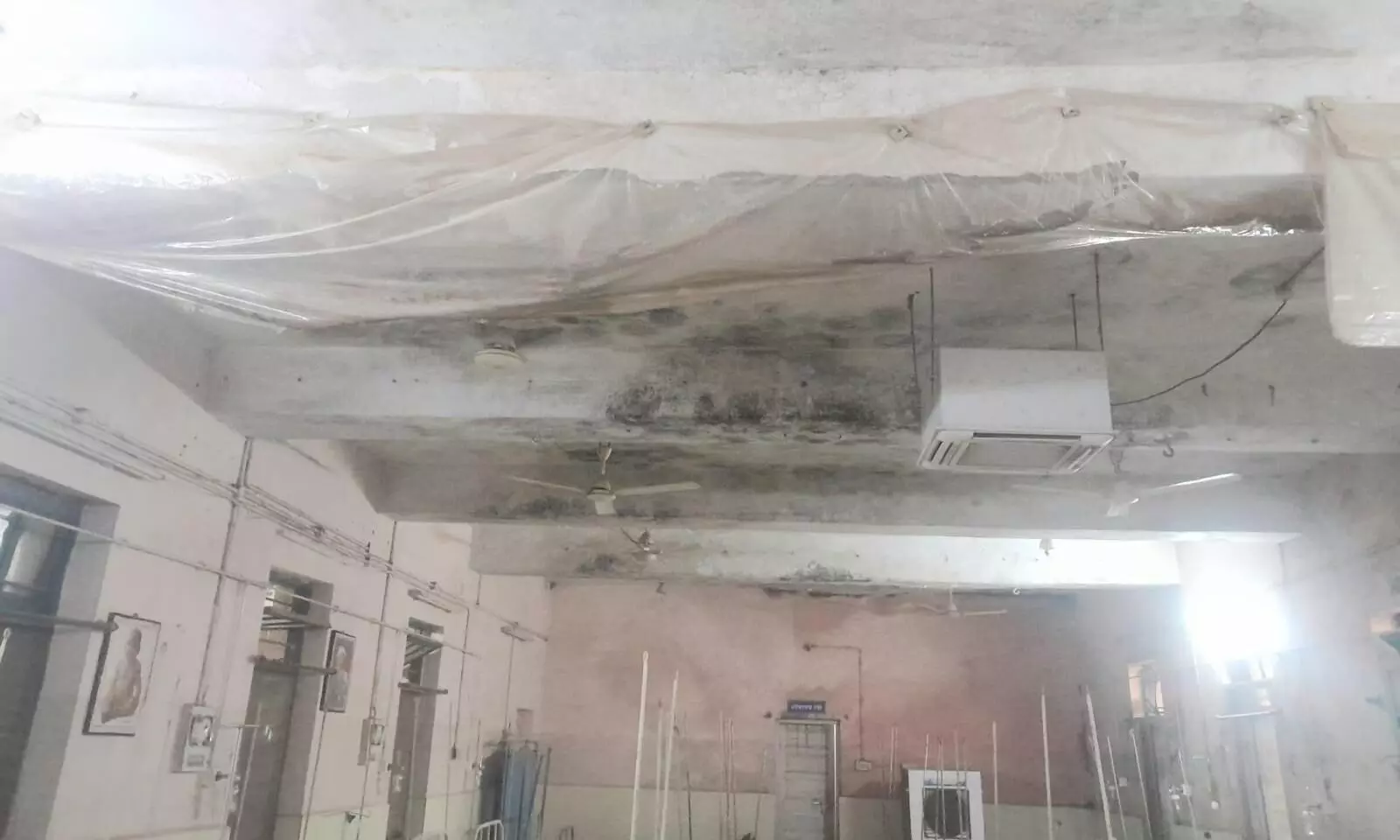 टपकती छत के नीचे हो रहा मरीजों का इलाज टपकती छत के नीचे हो रहा मरीजों का इलाज