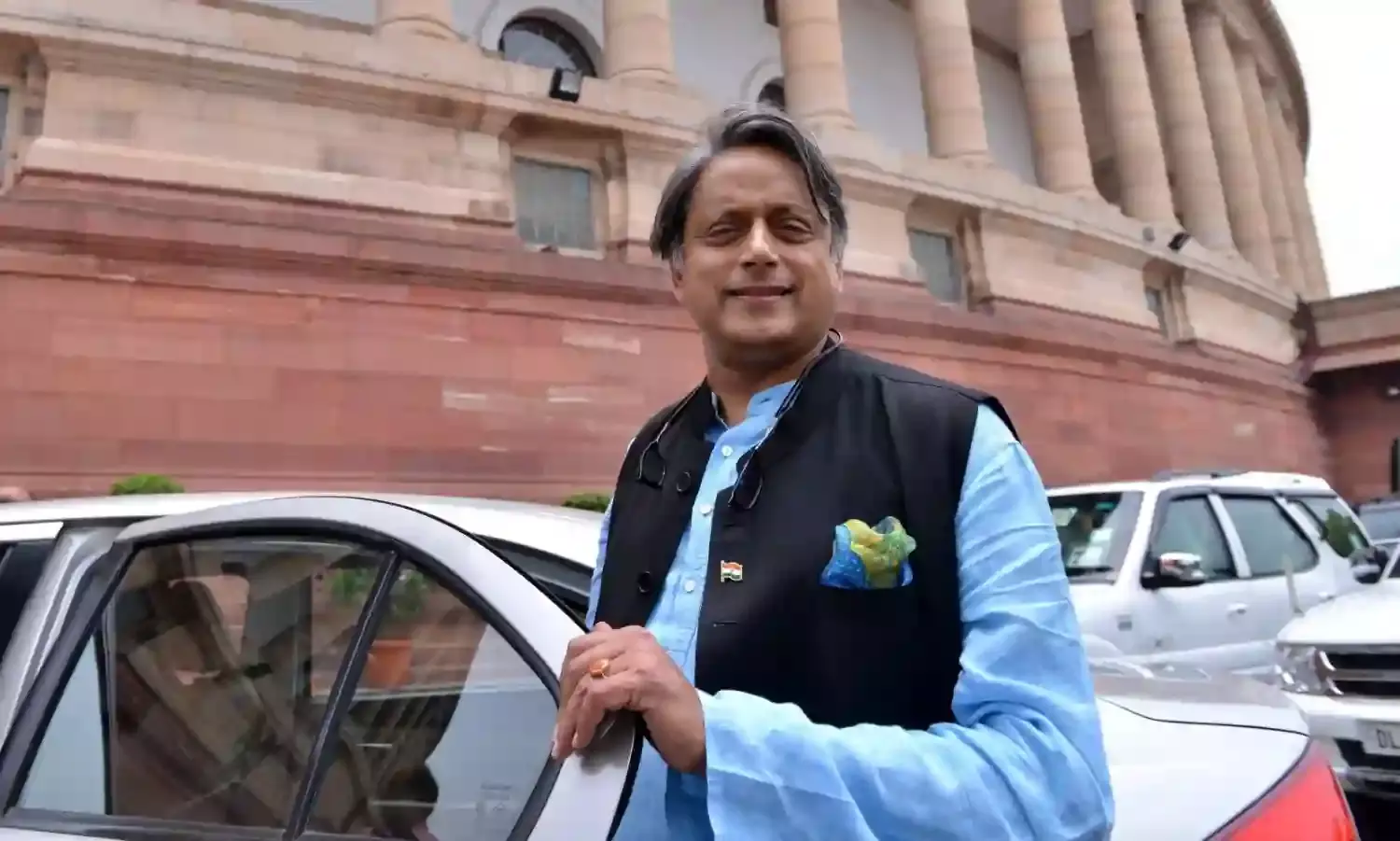 शशि थरूर ने संसद के अंदर मणिपुर पर पीएम से जवाब मांगा