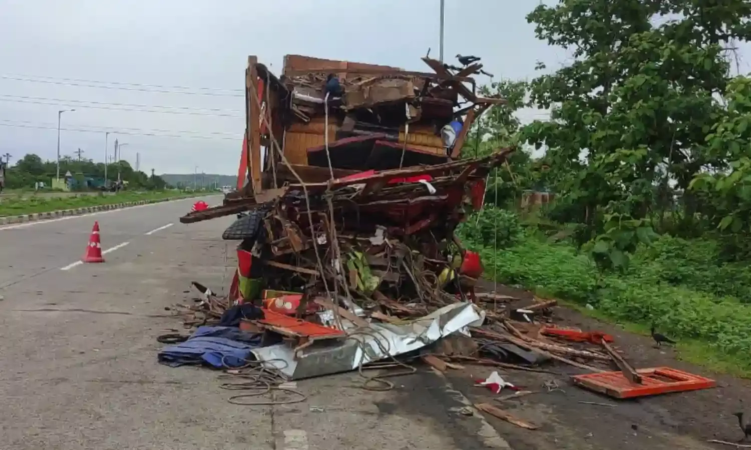 तेज रफ्तार ट्रक ने खड़े ट्रक को मारी टक्कर , 2 की  मौत