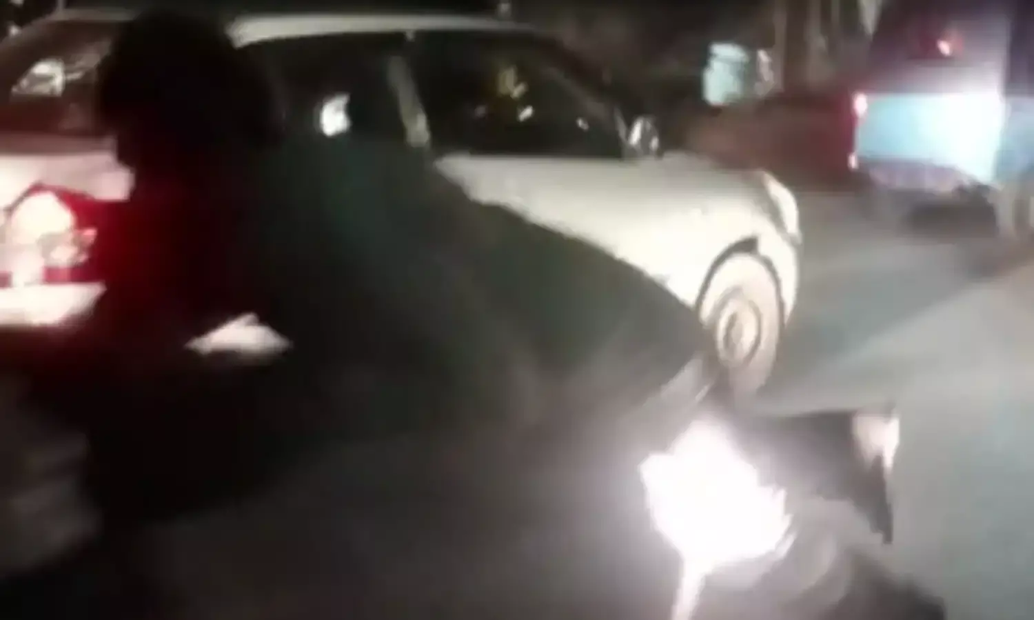 नोएडा में रोडरेज के मामले में युवक को कार के बोनट पर घुमाया, लगा जाम, पुलिस जांच में जुटी