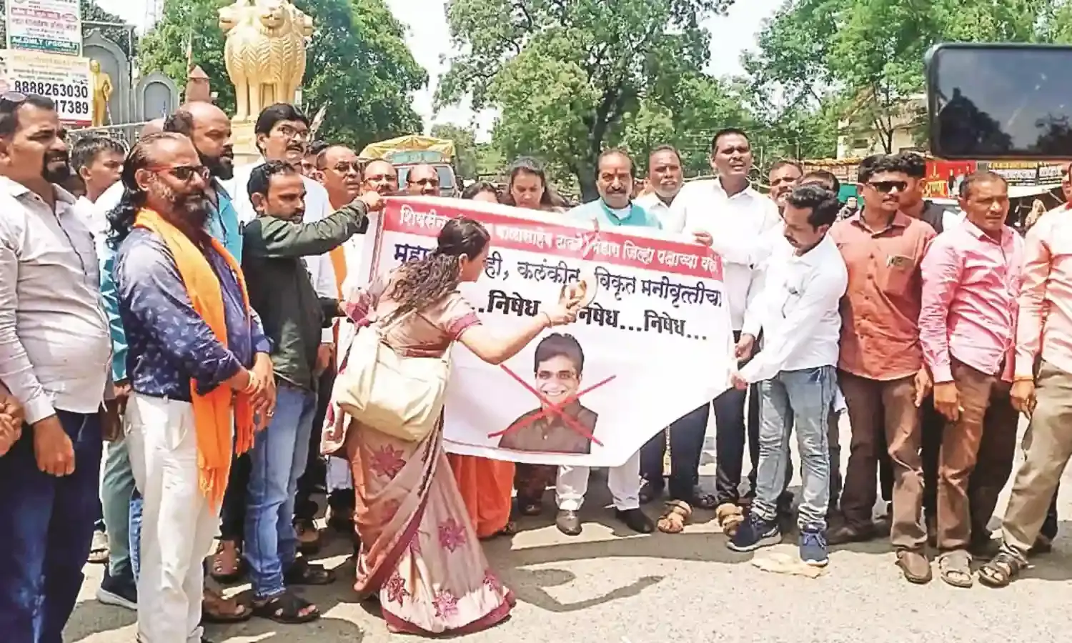 शिवसेना के ठाकरे गुट ने भी सोमैया की तस्वीर को मारे जूते