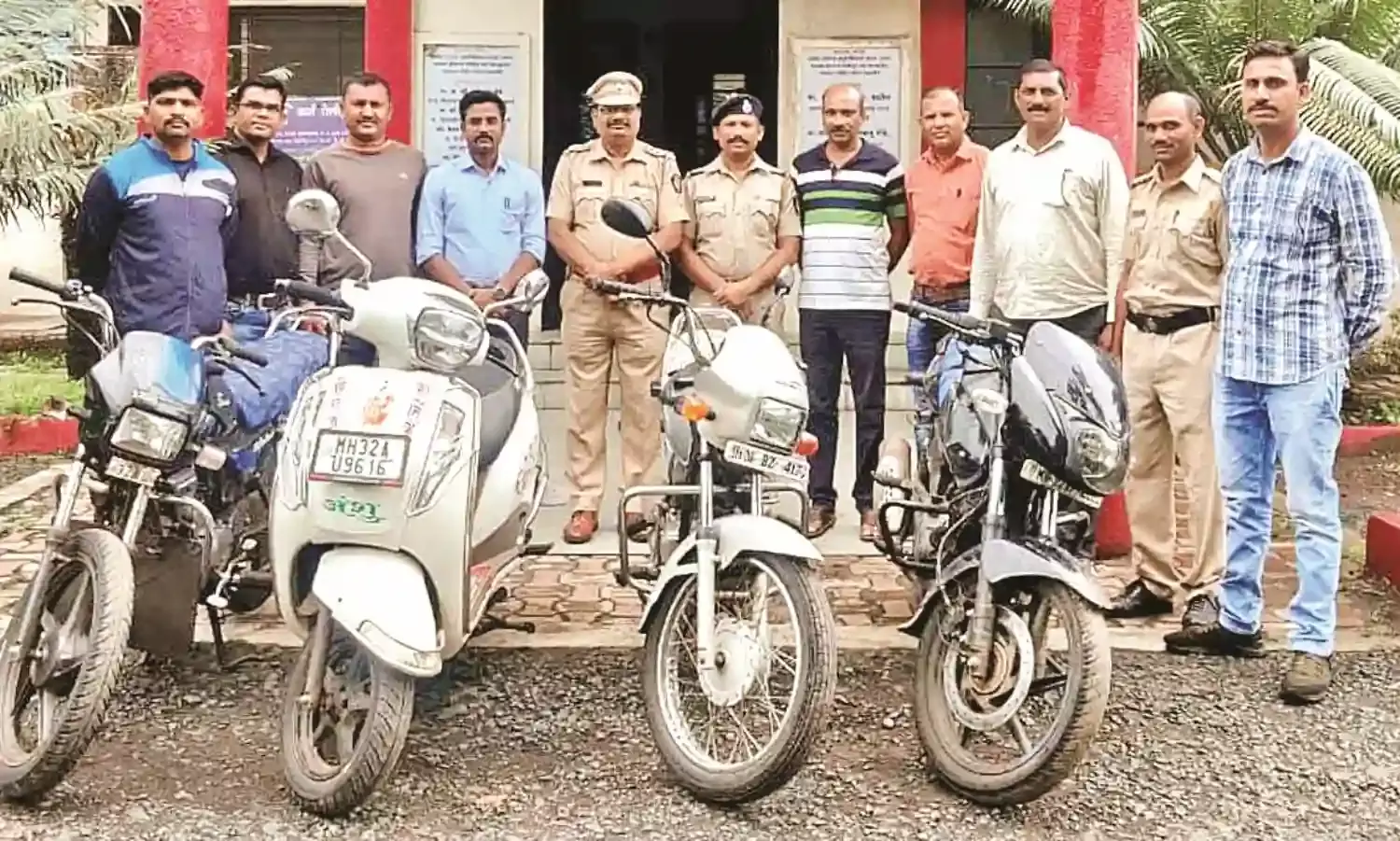 दोपहिया से कच्ची शराब की ढुलाई करतेे चार आरोपी गिरफ्तार