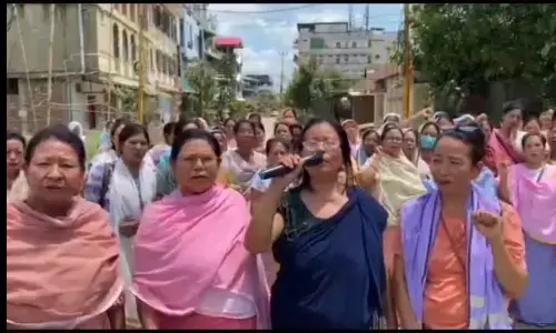 मणिपुर : कुकी उग्रवादियों के खिलाफ कार्रवाई की मांग को लेकर महिलाएं कर्फ्यू का उल्लंघन कर सड़कों पर उतरीं