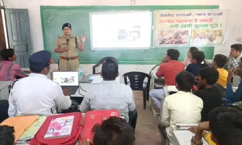यातायात पुलिस द्वारा विद्यालय में बच्चों को दी यातायात नियमों की जानकारी