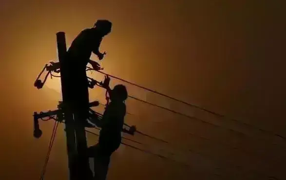 पीएम आवास की बिजली काटी, अंधेरे में हैं 25 परिवार, सुनवाई नहीं