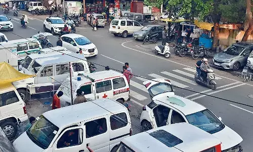 10 करोड़ की स्मार्ट सड़कों पर सुधारी जा रहीं कारें, फुटपाथ को भी निगला