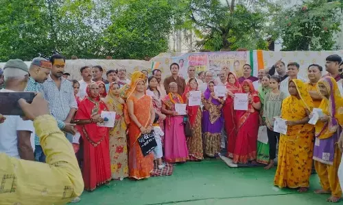 कांग्रेस नेताओं ने भरे नारी सम्मान योजना के फार्म