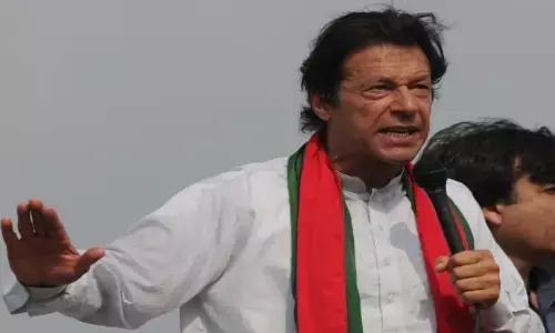 करीबी के कबूलनामे के बाद इमरान को एक और झटका करीबी के कबूलनामे के बाद इमरान को एक और झटका